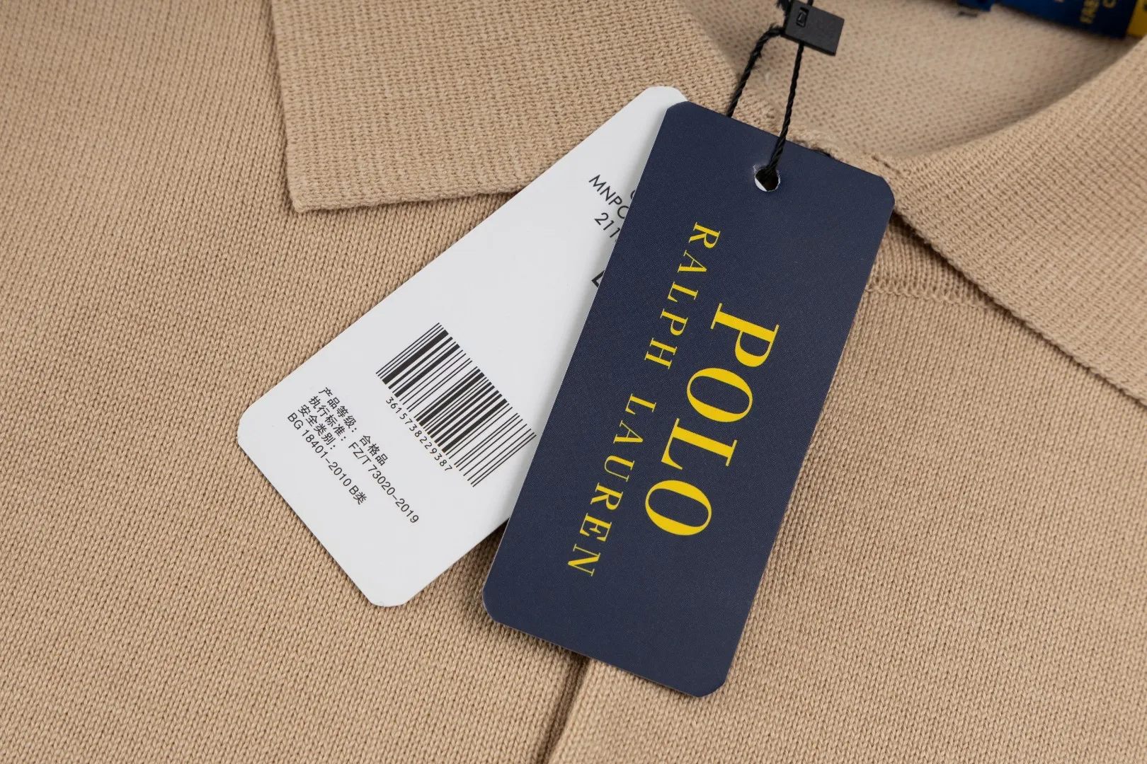 P206 Style number: R07 Ralph Lauren knitted pony embroidered lapel polo shirt three-button pullover open chest long-sleeved sweater. Official website synchronized. Same style for men and women. Classic cotton yarn. 100% white cotton. High-quality goods. Classic style has always been very popular! The workmanship details are very good! The simple lapel polo pullover sweater is always the standard, with classic brand embroidery on the chest! All major stars have the same style! Best for couples. High quality goods! Xinjiang cotton micro-elastic and smooth fabric is of great quality. Pure cotton is soft and skin-friendly. Color #White Blue Gray Dark Gray Khaki Military Green Navy White Label Navy Blue Red Label Black Red Label Black White Label Pink Size#S M L